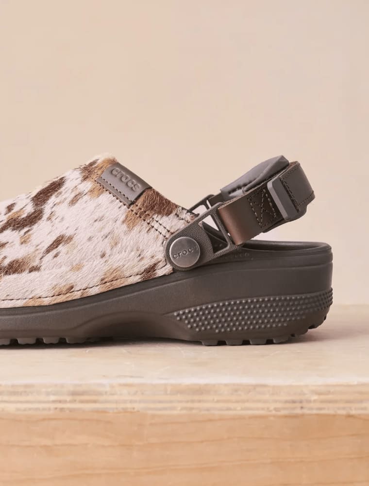 Vue de profil du sabot Crocs en poils de poney travaillés.
