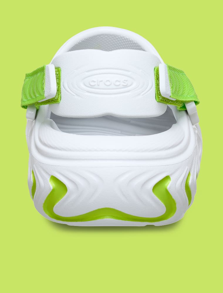 Photo prise de dos avec des Crocs Kids Echo 2