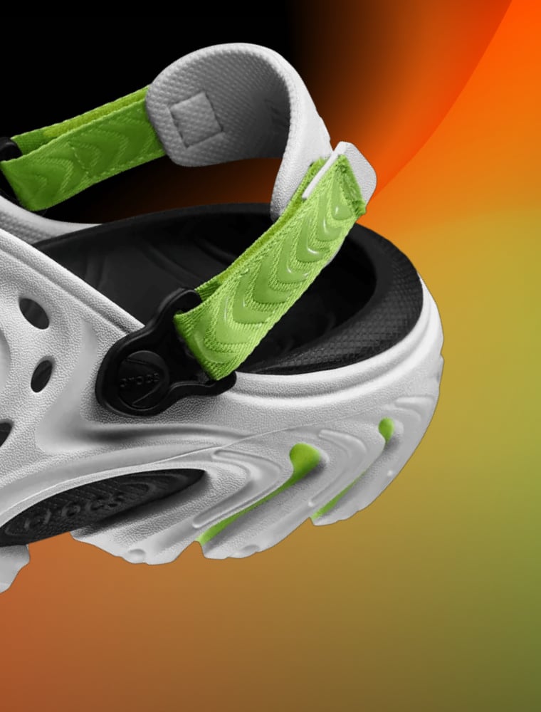 Gros plan sur la bride arrière du modèle Echo II de Crocs.