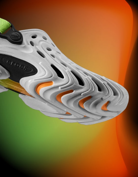 Sabot Crocs Echo II sur fond orange et vert