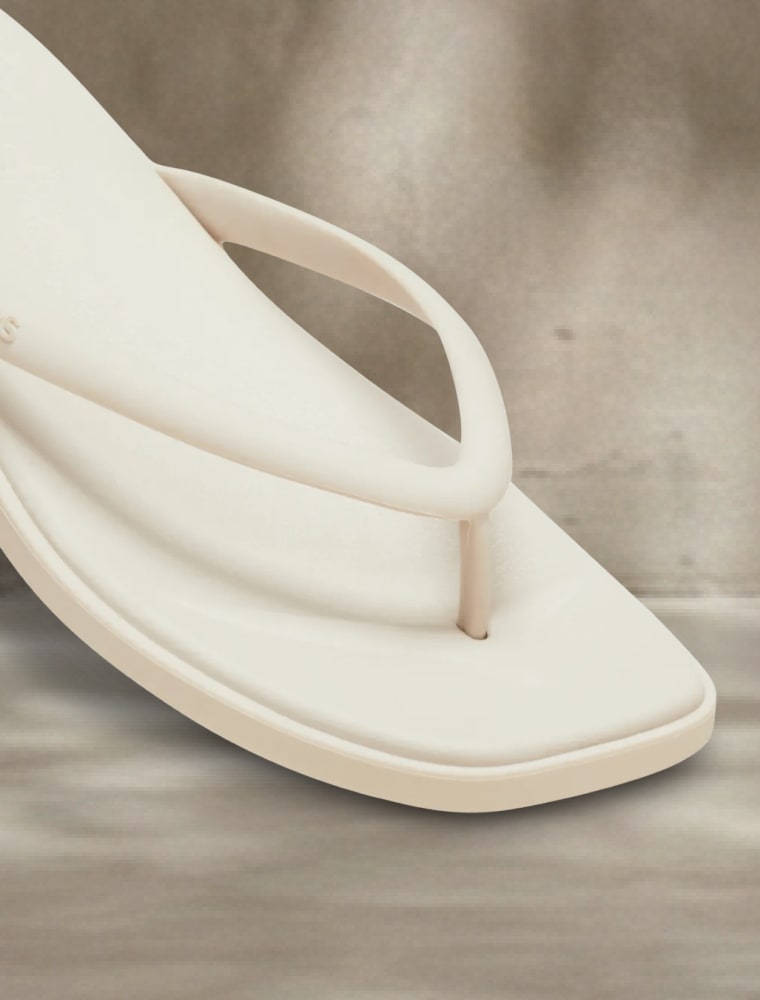 Close up of Mini square toe