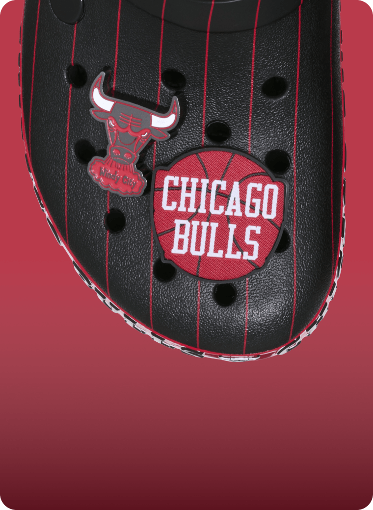 Close-up of a Chicago Bulls clog featuring elevated Bulls-themed Jibbitz™ charms on the upper.