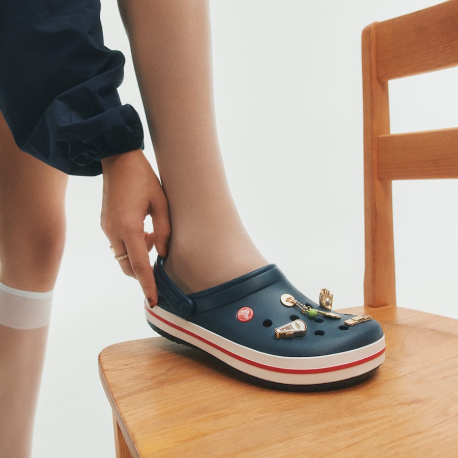 products/11016_410_ALT105 - Crocs