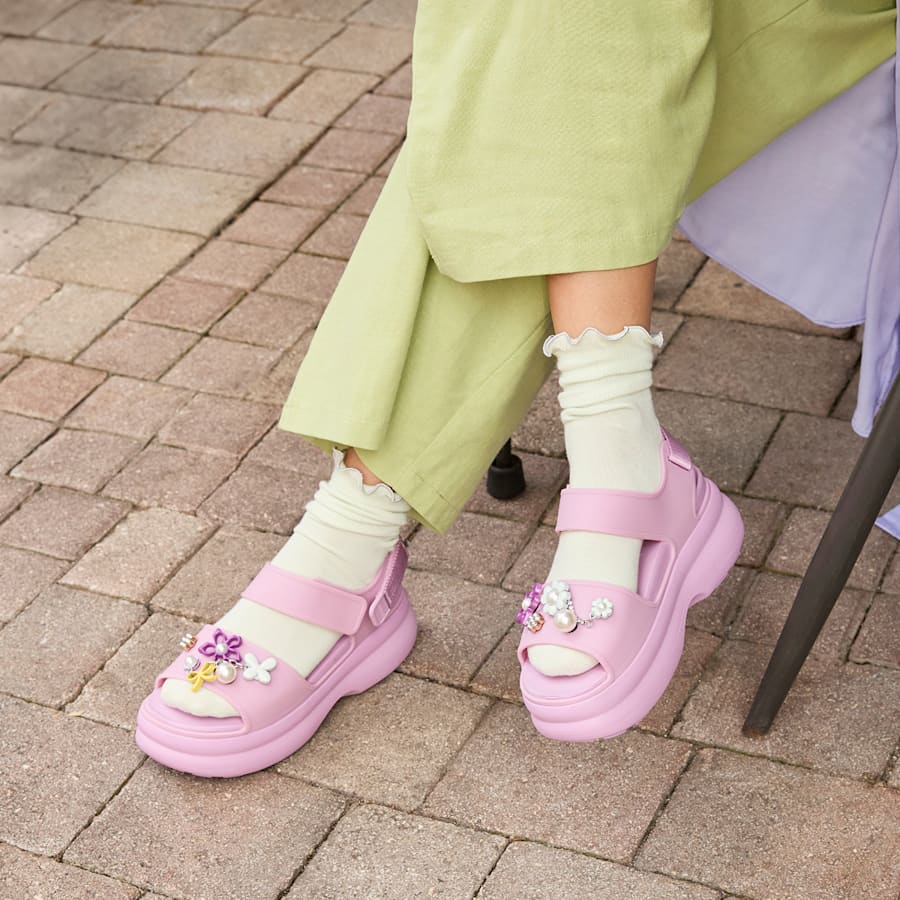 Hydrangea Soho Y-Strap Sandal - mode de vie - Crocs