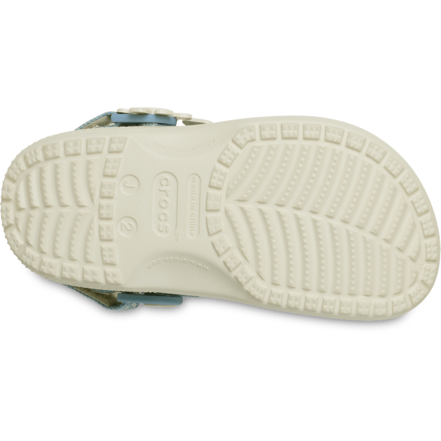 Summit White Kids’ Classic Denim Flower Adjustable Backstrap Clog - Ansicht von unten - Crocs