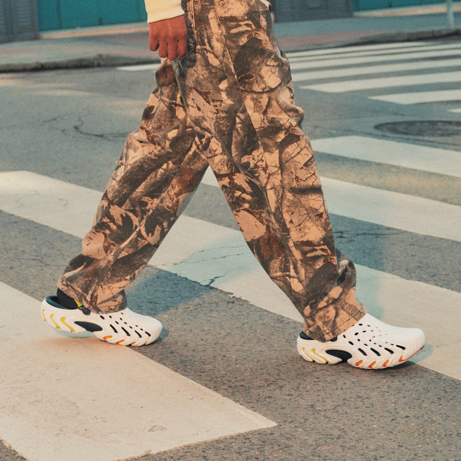 products/212810_1BB_ALT105 - Crocs