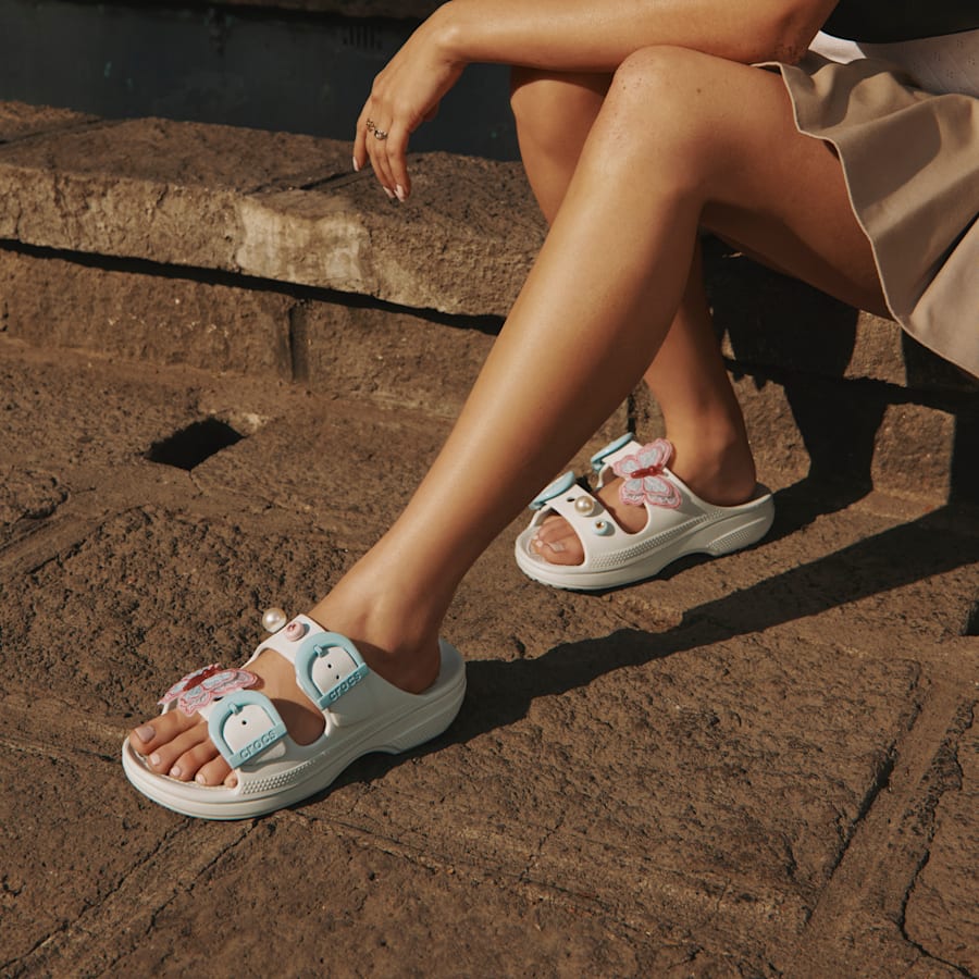 Vapor Ice Saturday Enamel Buckle Sandal - Lebensstil - Crocs
