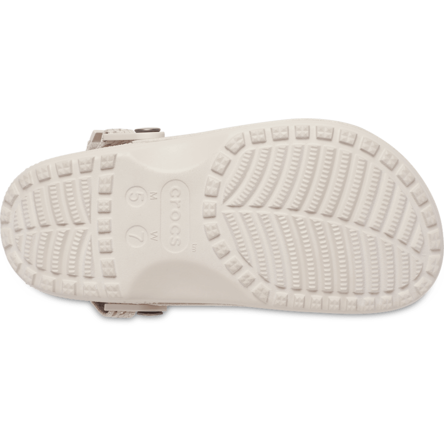 Couleur Crafted Vegan Suede Stitch Clog - Dessous - Crocs