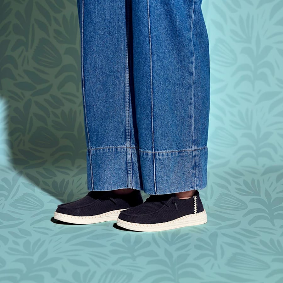 products/43681_001_ALT105 - HEYDUDE
