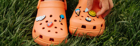 Light store orange crocs