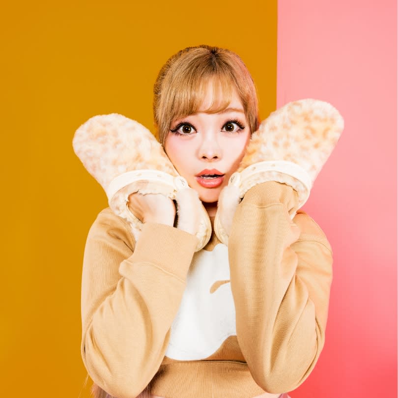 Kyary Pamyu Pamyu with Clogs on Hands