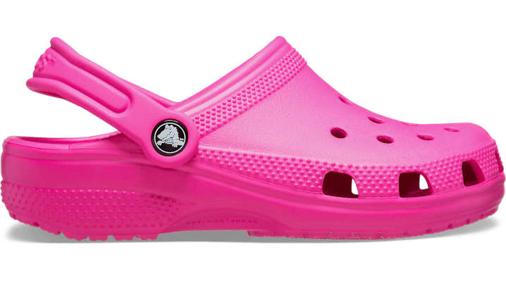 https://media.crocs.com/images/t_large/f_auto/products/206991_6TW_ALT100/crocs-kids-classic-clog-pink-crush-charm-view