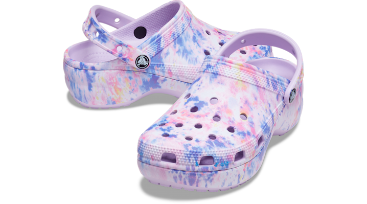 ＜クロックス公式＞ クロッグ WOMEN'S CLASSIC PLATFORM TIE-DYE GRAPHIC CLOG レディース、ウィメンズ、女性用 パープル/紫 26cm クラシック プラットフォーム タイダイ グラフィック クロッグ ウィメン