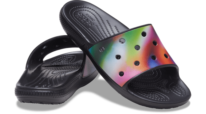 ＜クロックス公式＞ スライドサンダル Classic Crocs Solarized Slide メンズ、レディース ブラック/黒 22cm クラシック クロックス ソーラライズド スライド