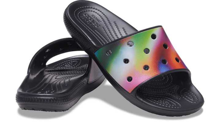 ＜クロックス公式＞ スライドサンダル Classic Crocs Solarized Slide メンズ、レディース ブラック/黒 26cm クラシック クロックス ソーラライズド スライド