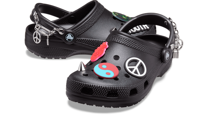 ＜クロックス公式＞ ★20%OFF！クロッグ CLASSIC SMILEYWORLD? CLOG メンズ、レディース イエロー/黄色 23cm クラシック スマイリー2 クロッグ 20%OFF セール アウトレット