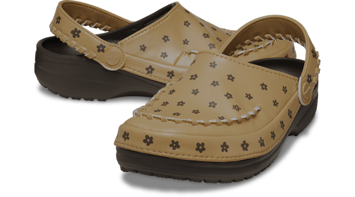 Crocs unisex Story mfg. x Classic Clogs Espresso - 209749-206