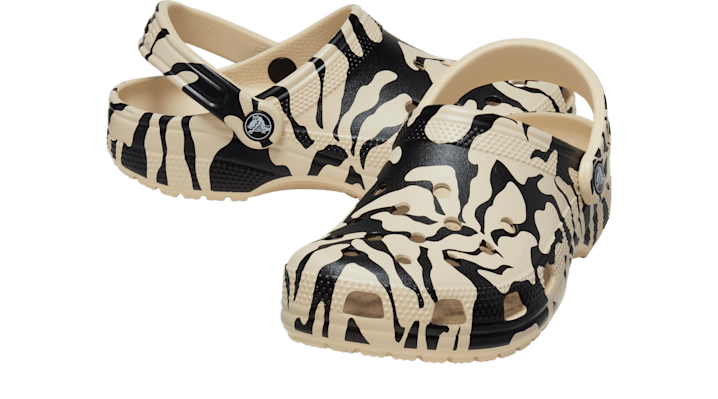 Crocs unisex Classic Woodcut Floral Clogs Shitake - 209839-2DS
