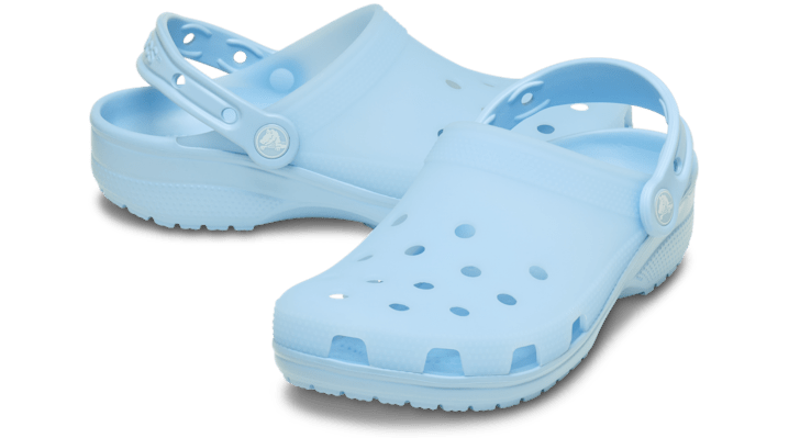 Crocs unisex Classic Frosted Clogs Blue Calcite