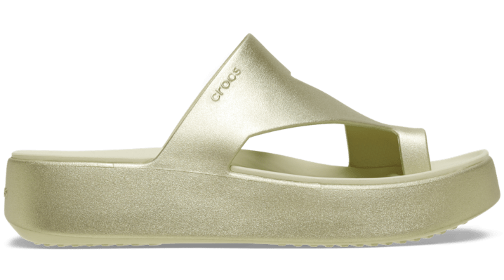 Crocs Getaway Metallic Platform Toe Loop In Gold