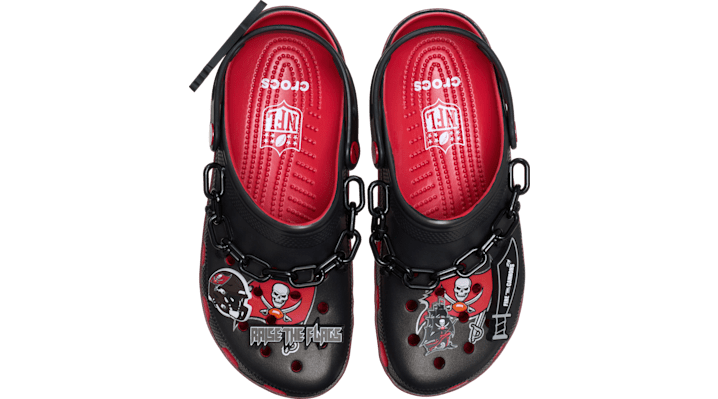 Crocs Adults' Tampa Bay Buccaneers Classic Clogs