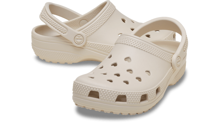 Crocs unisex Classic Hearts Cut Out Clogs Frappé - 213441-2MC