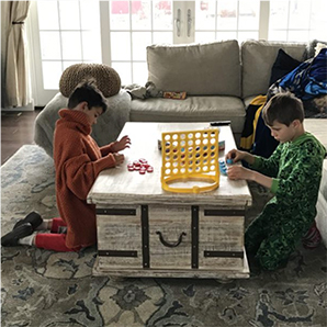 Enfant en Crocs jouant à un jeu de société.