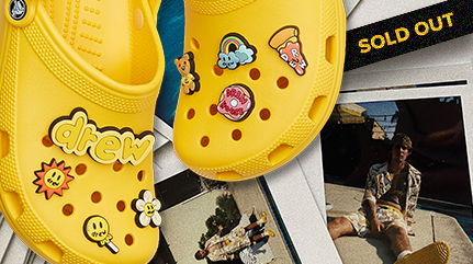 Vendu en totalité. Sabots classiques Justin Bieber de Crocs avec sabots classiques de Drew et des breloques Jibbitz™.