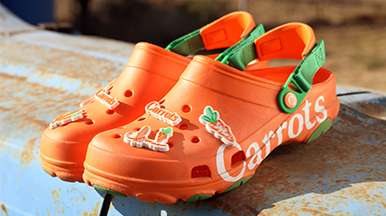 Carrotsデザインのクロックス コラボ商品のイメージ画像