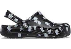 Where do they outlet sell crocs in stores