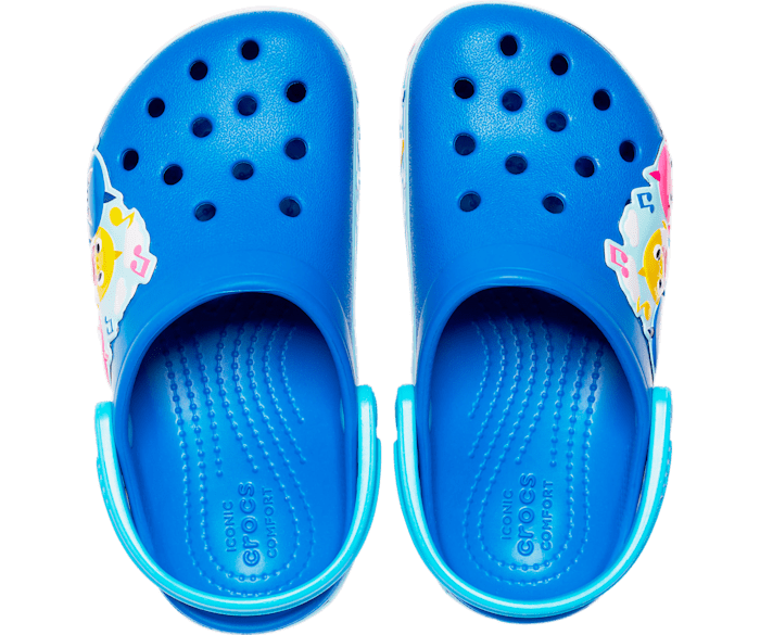 Boys shark crocs discount